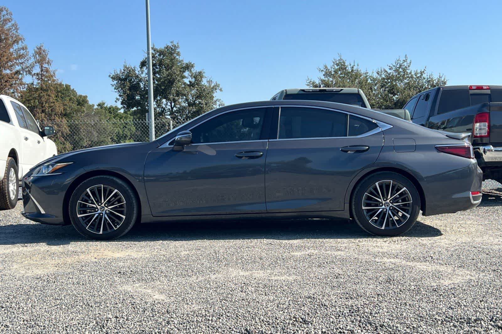 Used 2025 Lexus ES 300h w/ Premium Package FWD image 6