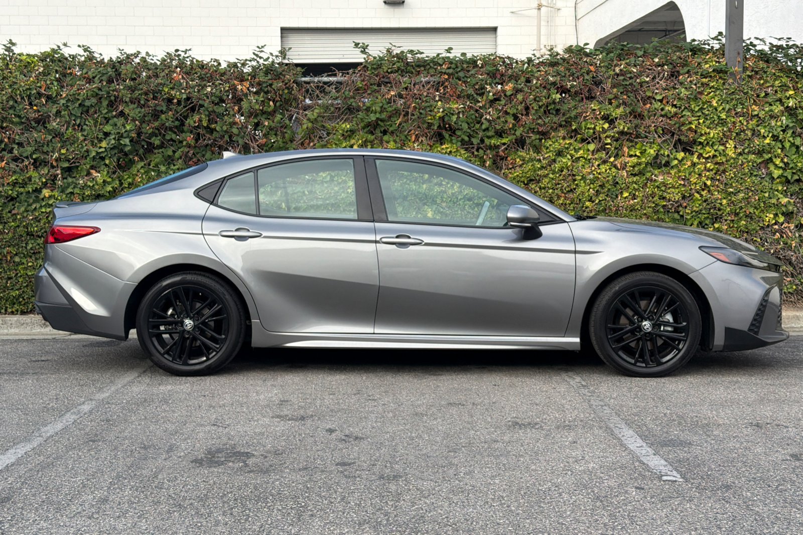 Used 2025 Toyota Camry SE w/ Convenience Package FWD image 3