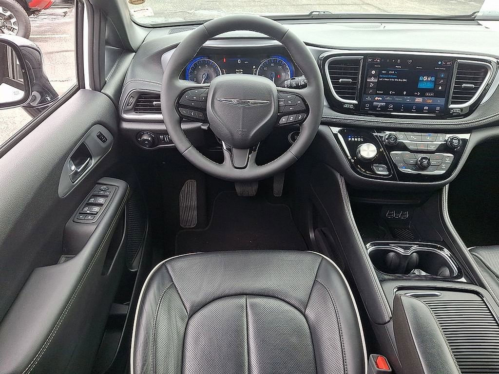 Used 2025 Chrysler Pacifica Limited FWD image 11