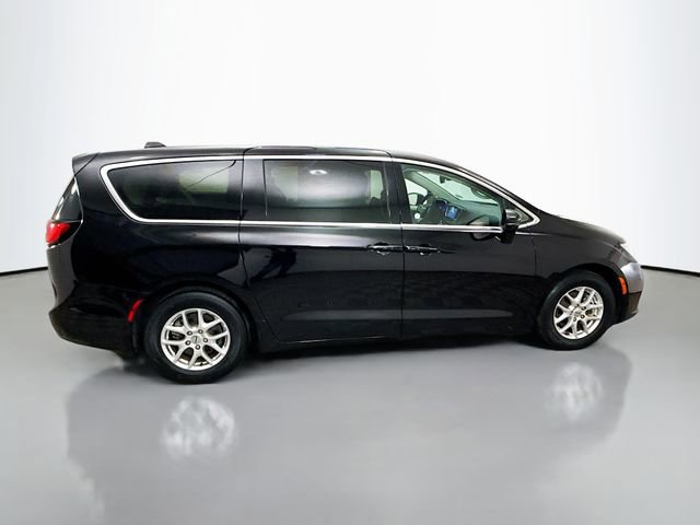 Used 2024 Chrysler Pacifica Touring-L image 8