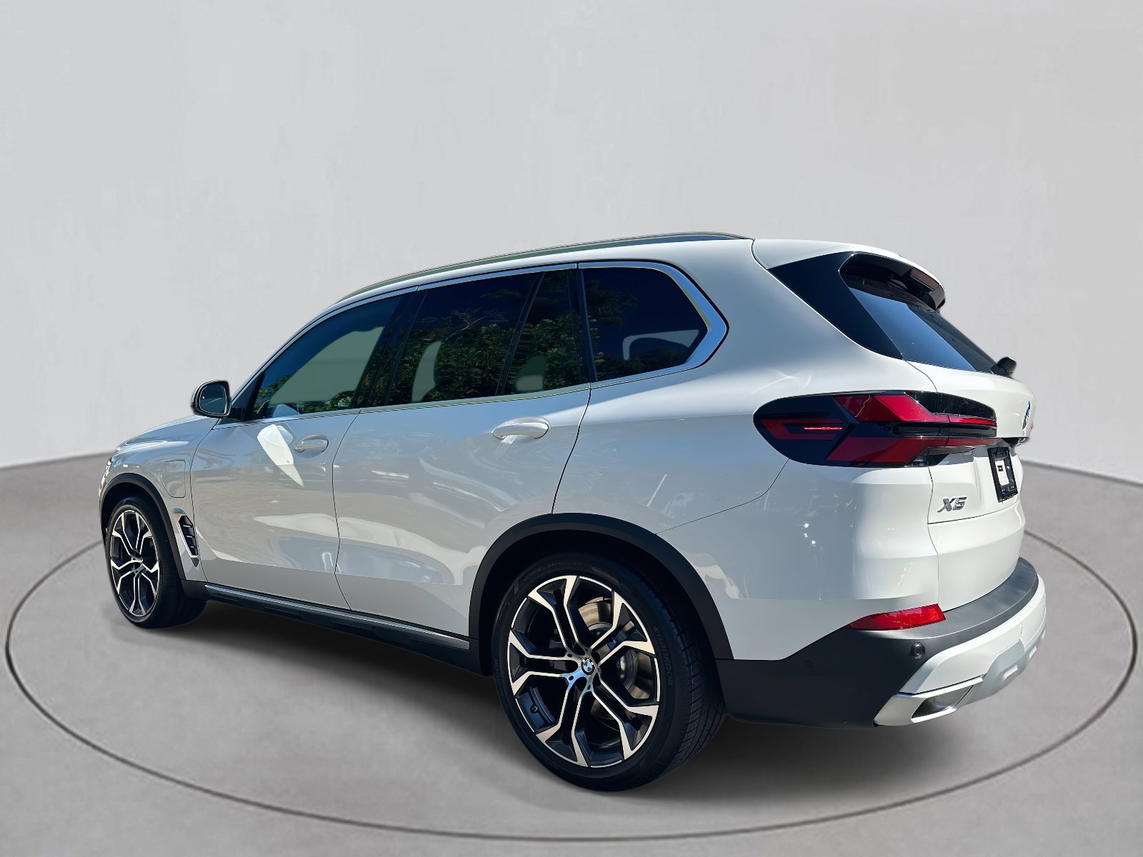 New 2026 BMW X5 xDrive50e w/ Climate Comfort Package image 3