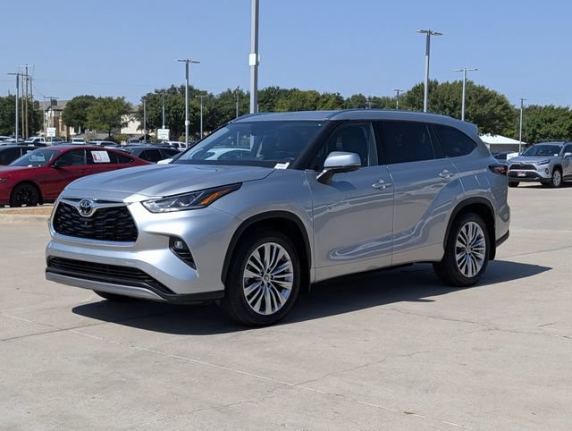 Certified 2025 Toyota Highlander Platinum AWD/4WD image 9