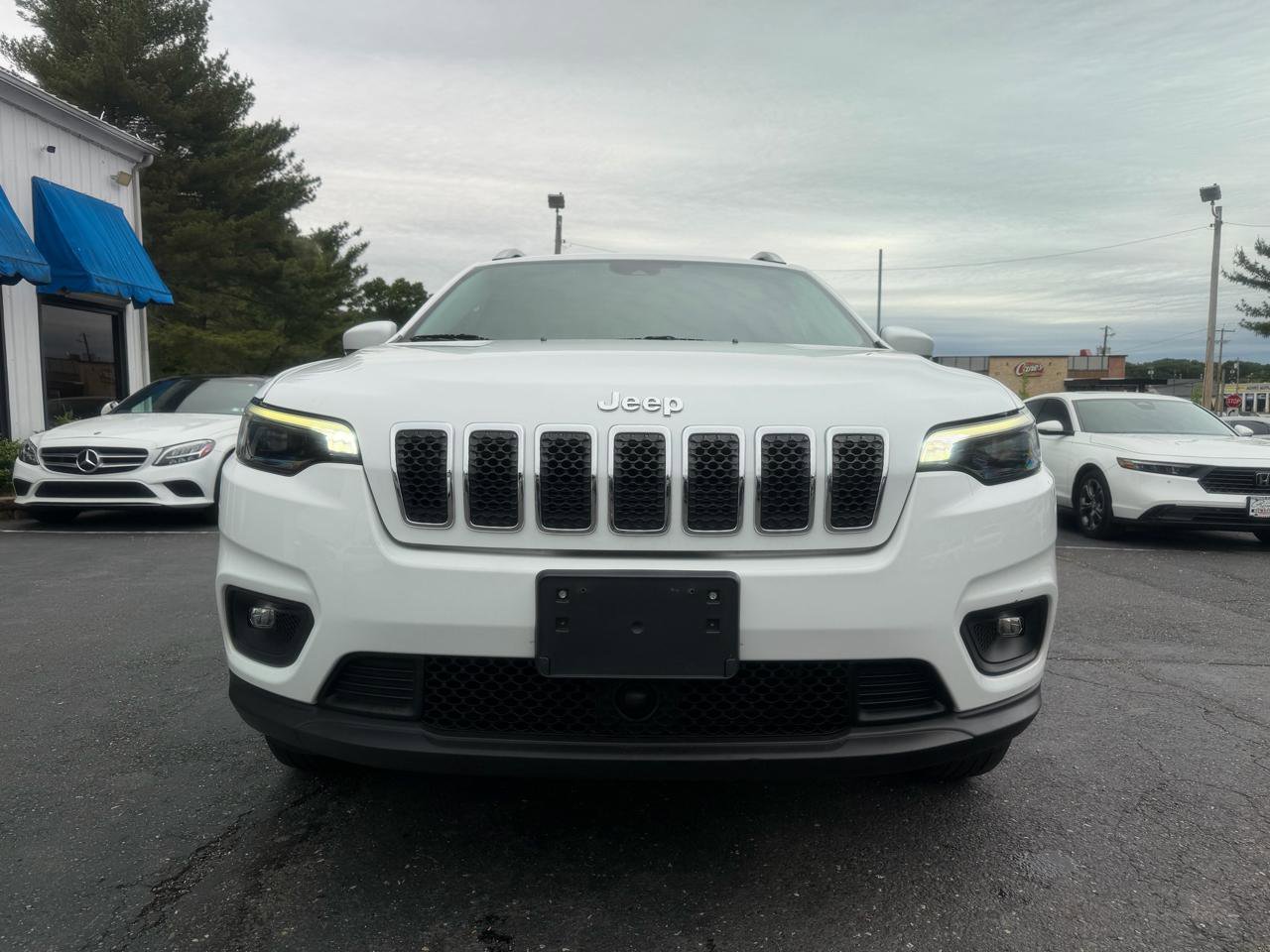 Used 2021 Jeep Cherokee Latitude Plus AWD/4WD image 2
