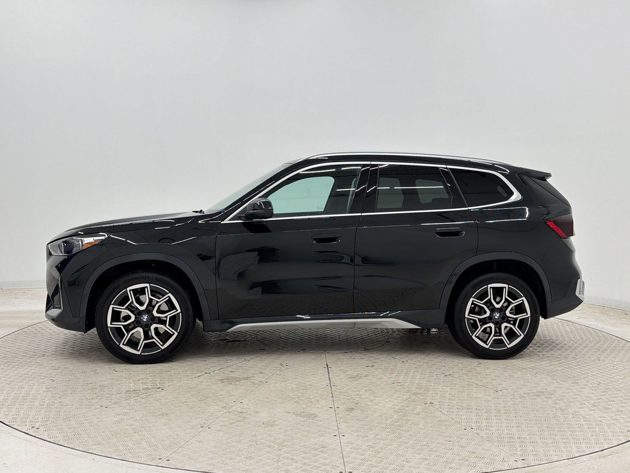 Used 2025 BMW X1 xDrive28i w/ Premium Package AWD/4WD image 2