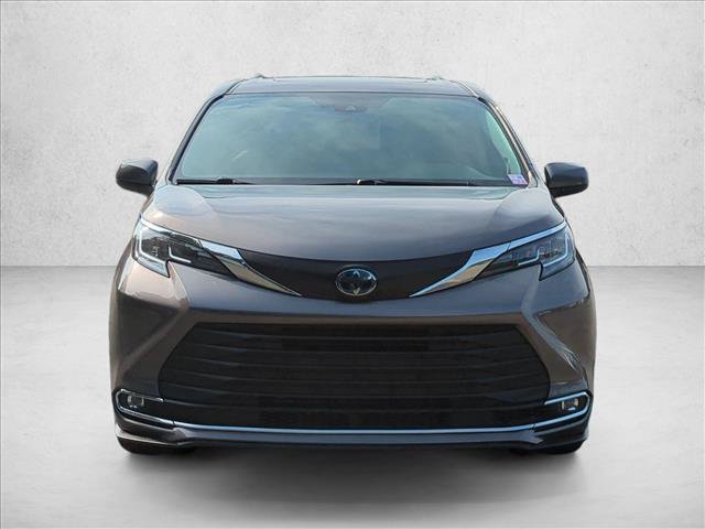 Used 2022 Toyota Sienna XLE w/ XLE Plus Package FWD image 2
