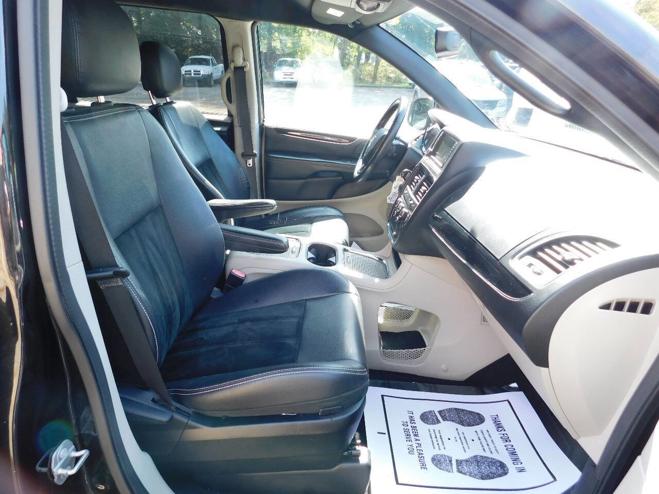 Used 2017 Dodge Grand Caravan SXT image 31