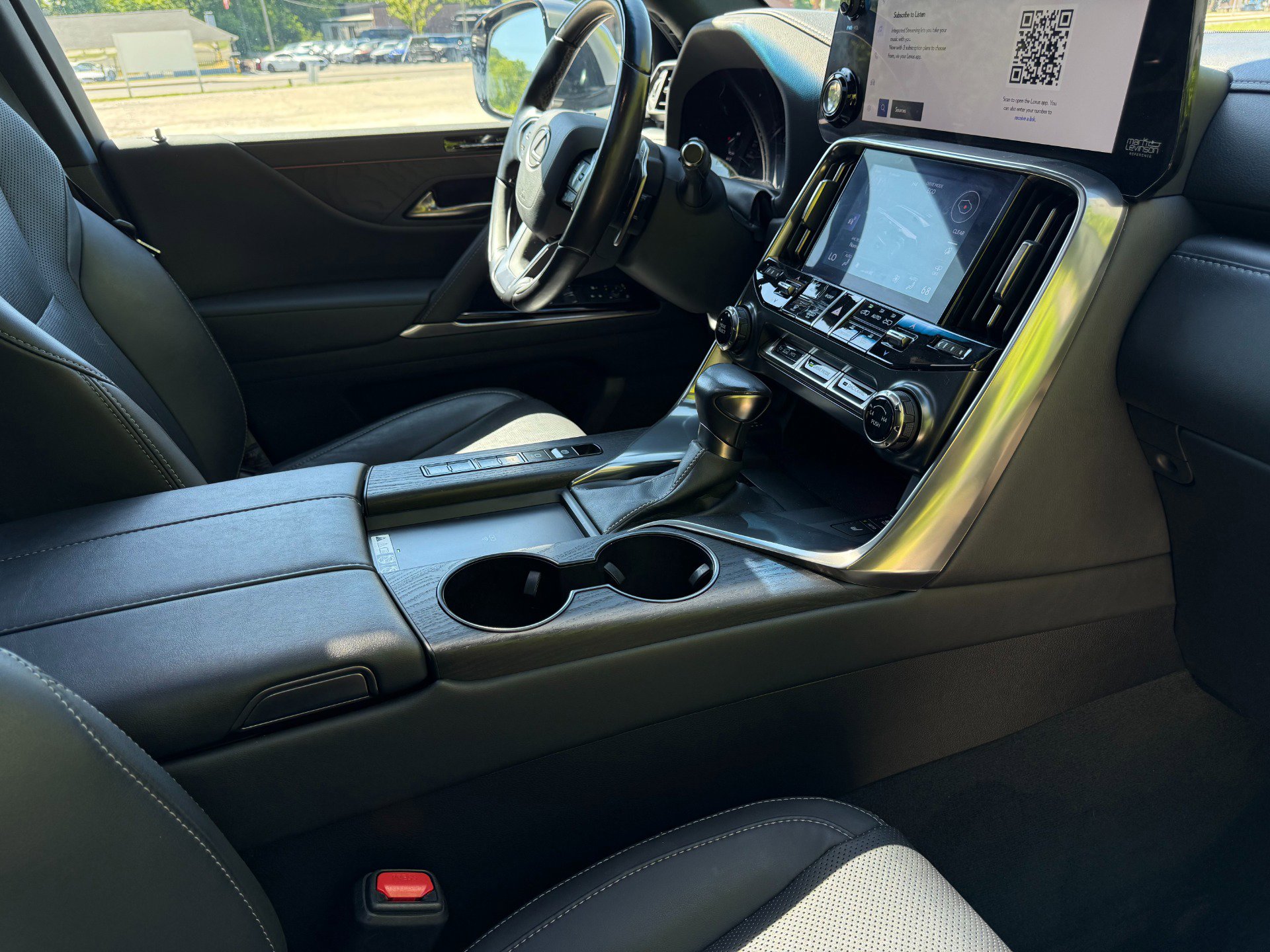 Used 2023 Lexus LX 600 4WD w/ Luxury Package image 19