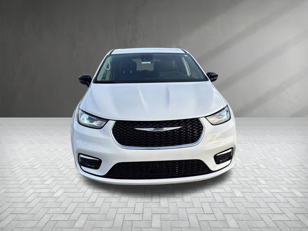 Used 2024 Chrysler Pacifica Touring-L image 8