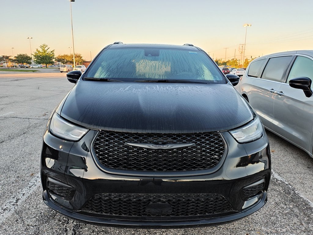 Used 2024 Chrysler Pacifica Limited w/ S Appearance Package AWD/4WD image 13