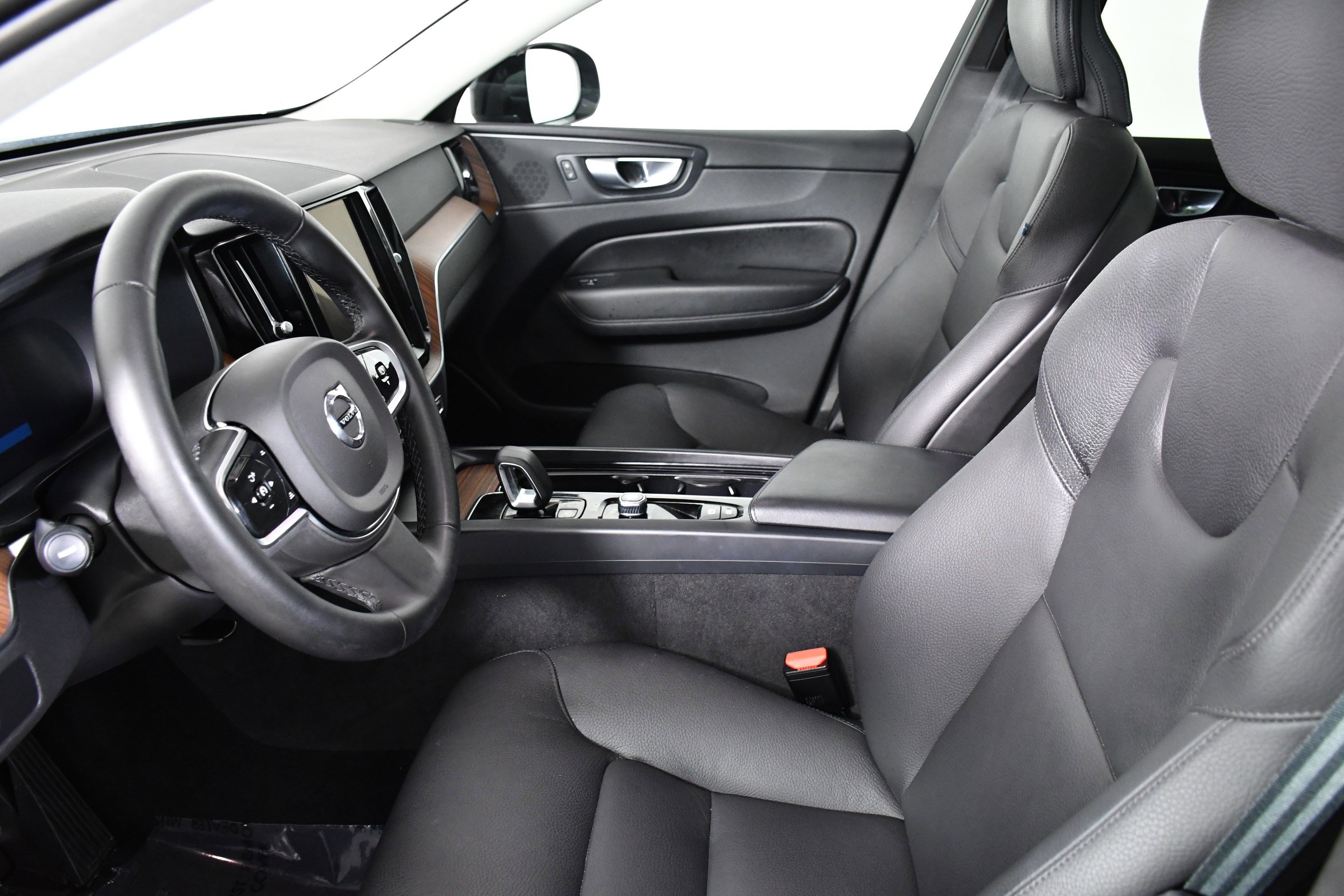 Used 2024 Volvo XC60 B5 Plus image 20