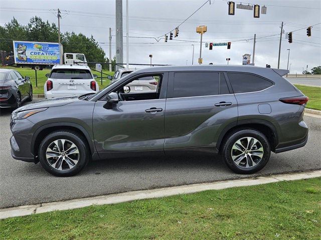 Used 2024 Toyota Highlander XLE image 4