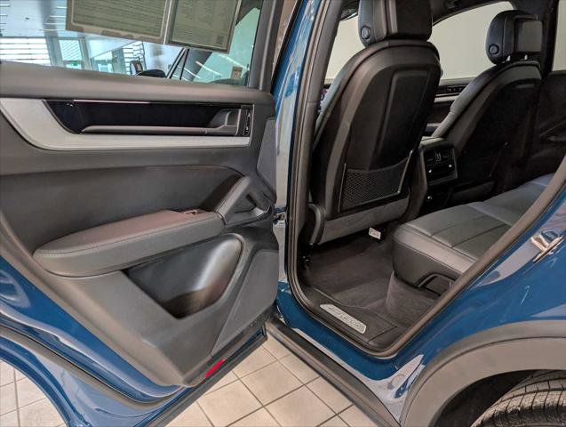 Used 2025 Porsche Cayenne AWD/4WD image 17