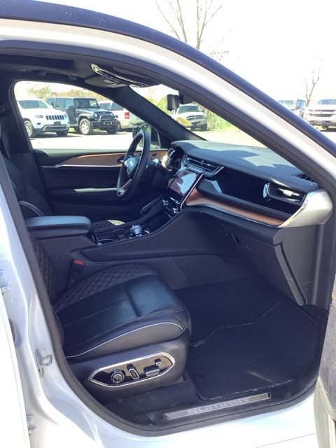 Used 2025 Jeep Grand Cherokee L Summit AWD/4WD image 16