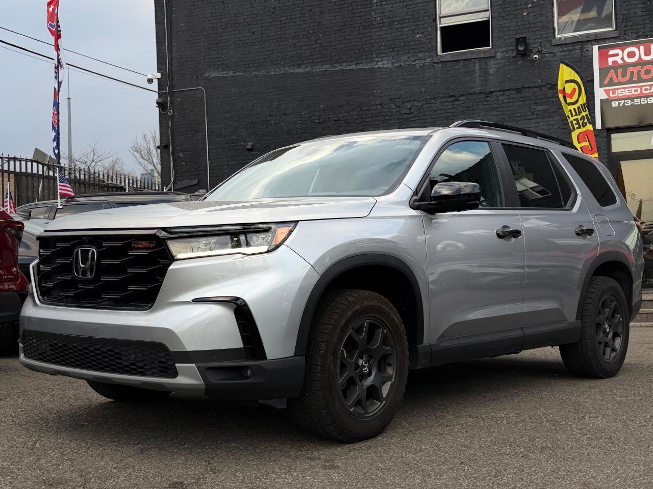 Used 2025 Honda Pilot TrailSport image 2