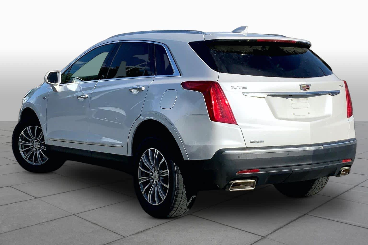 Used 2017 Cadillac XT5 Luxury w/ Driver Awareness Package FWD image 12