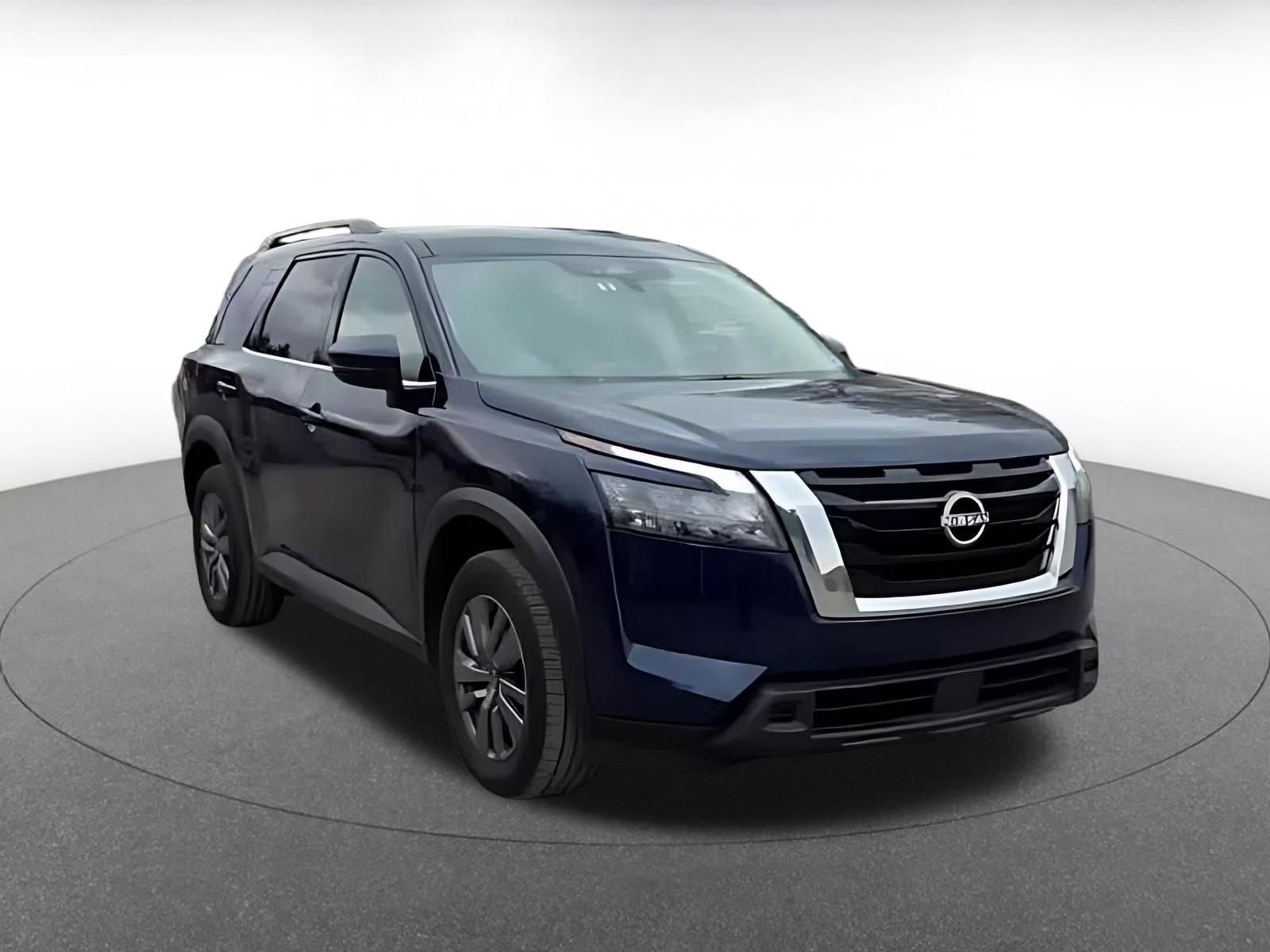 Used 2025 Nissan Pathfinder SV image 3