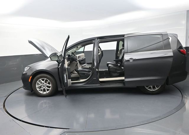 Used 2023 Chrysler Pacifica Touring-L image 43