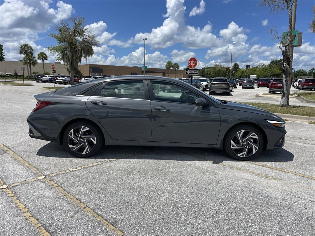 New 2025 Hyundai Elantra Limited image 10