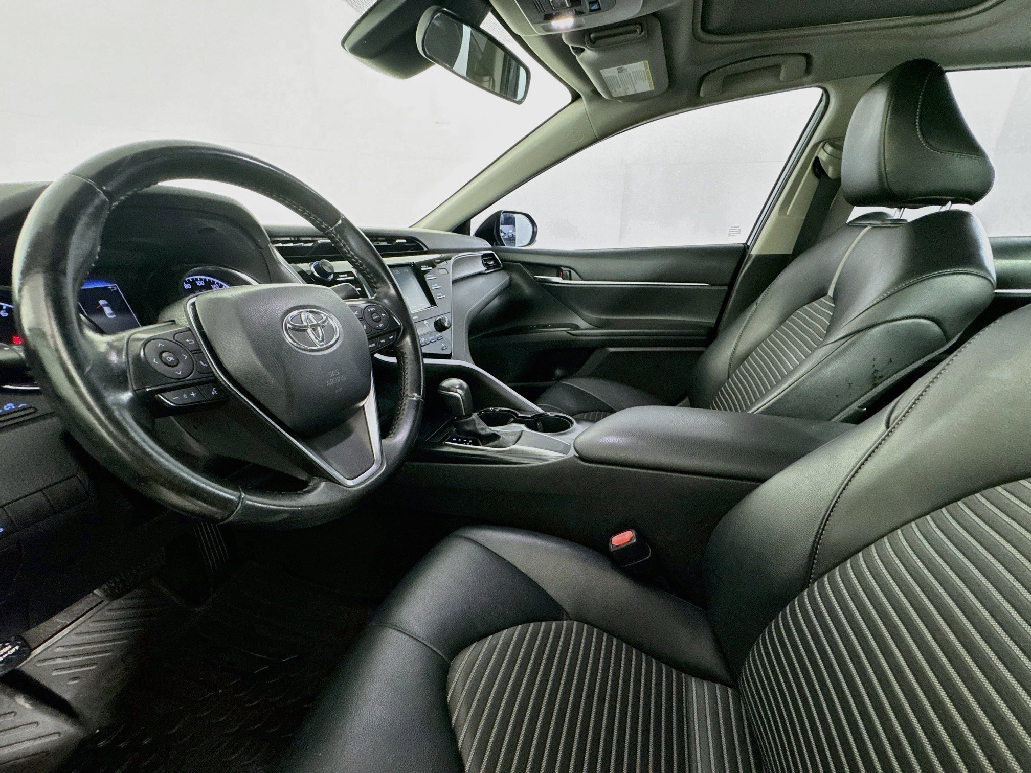 Used 2020 Toyota Camry SE FWD image 19