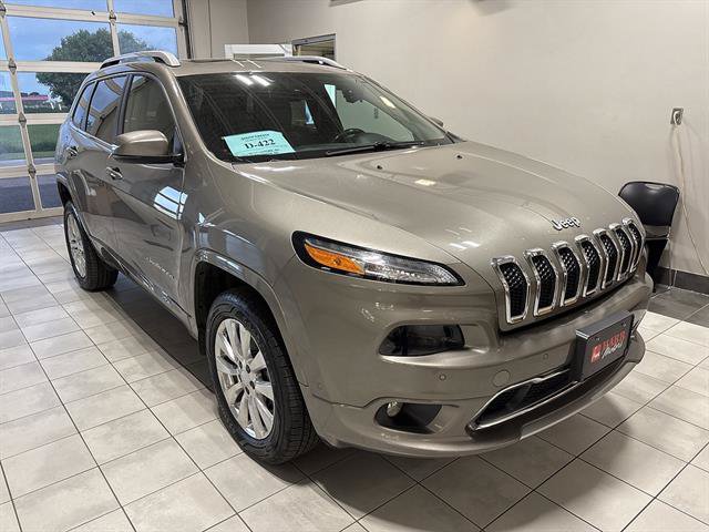 Used 2017 Jeep Cherokee Overland w/ Technology Group AWD/4WD image 5