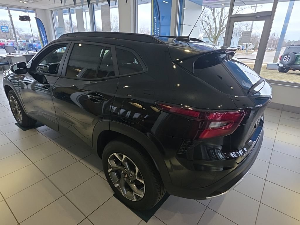 New 2026 Chevrolet Trax LT w/ LT Convenience Package FWD image 6