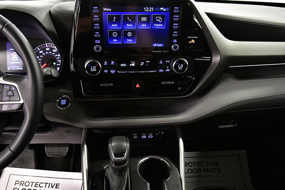 Used 2022 Toyota Highlander LE FWD image 21