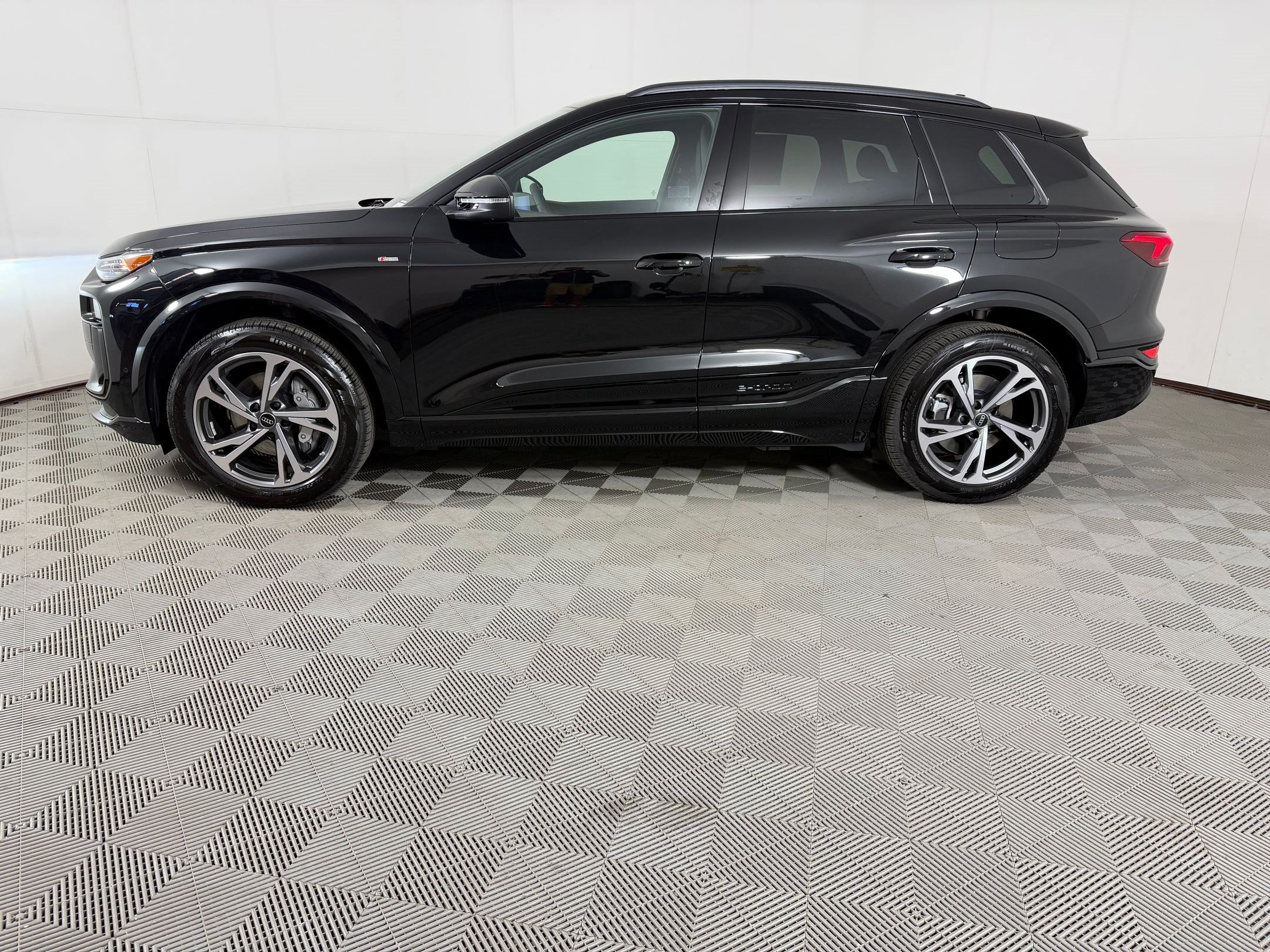 New 2027 Audi Q6 e-tron Premium Plus AWD/4WD image 2