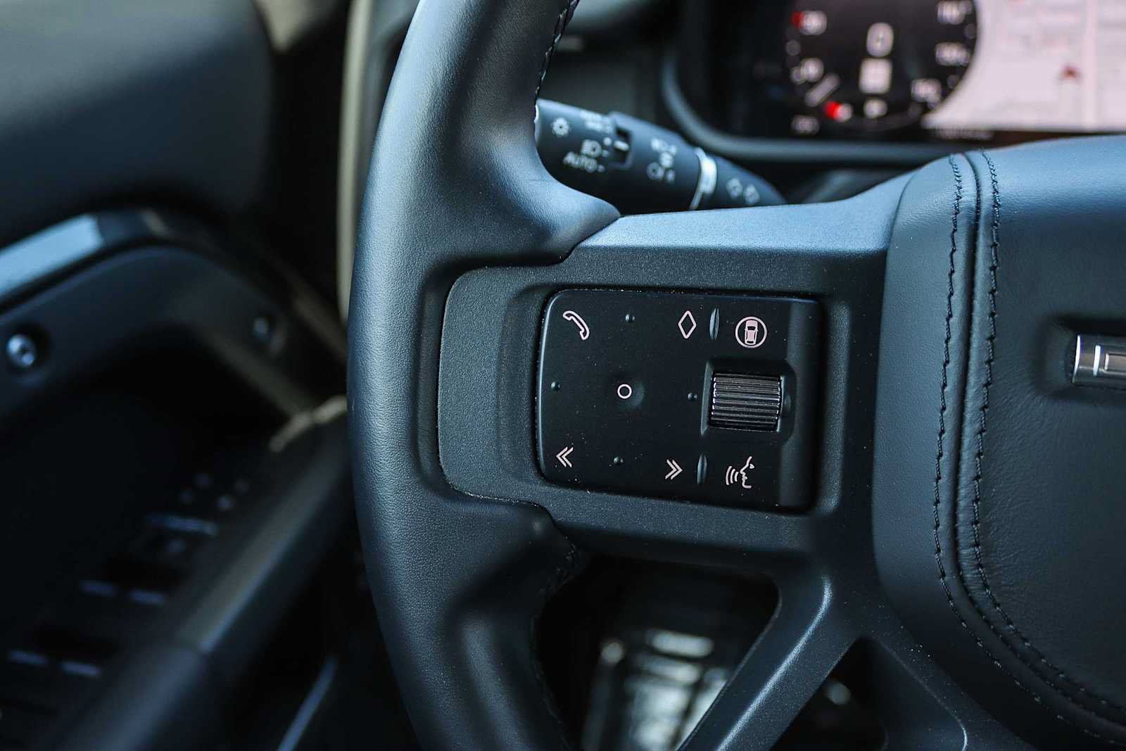 Used 2024 Land Rover Defender 110 X-Dynamic SE AWD/4WD image 19