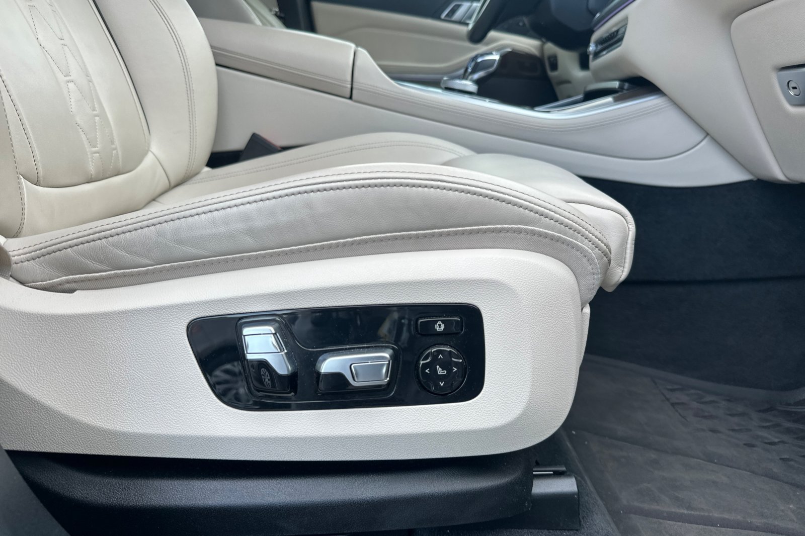 Used 2021 BMW X5 xDrive40i w/ M Sport Package AWD/4WD image 23