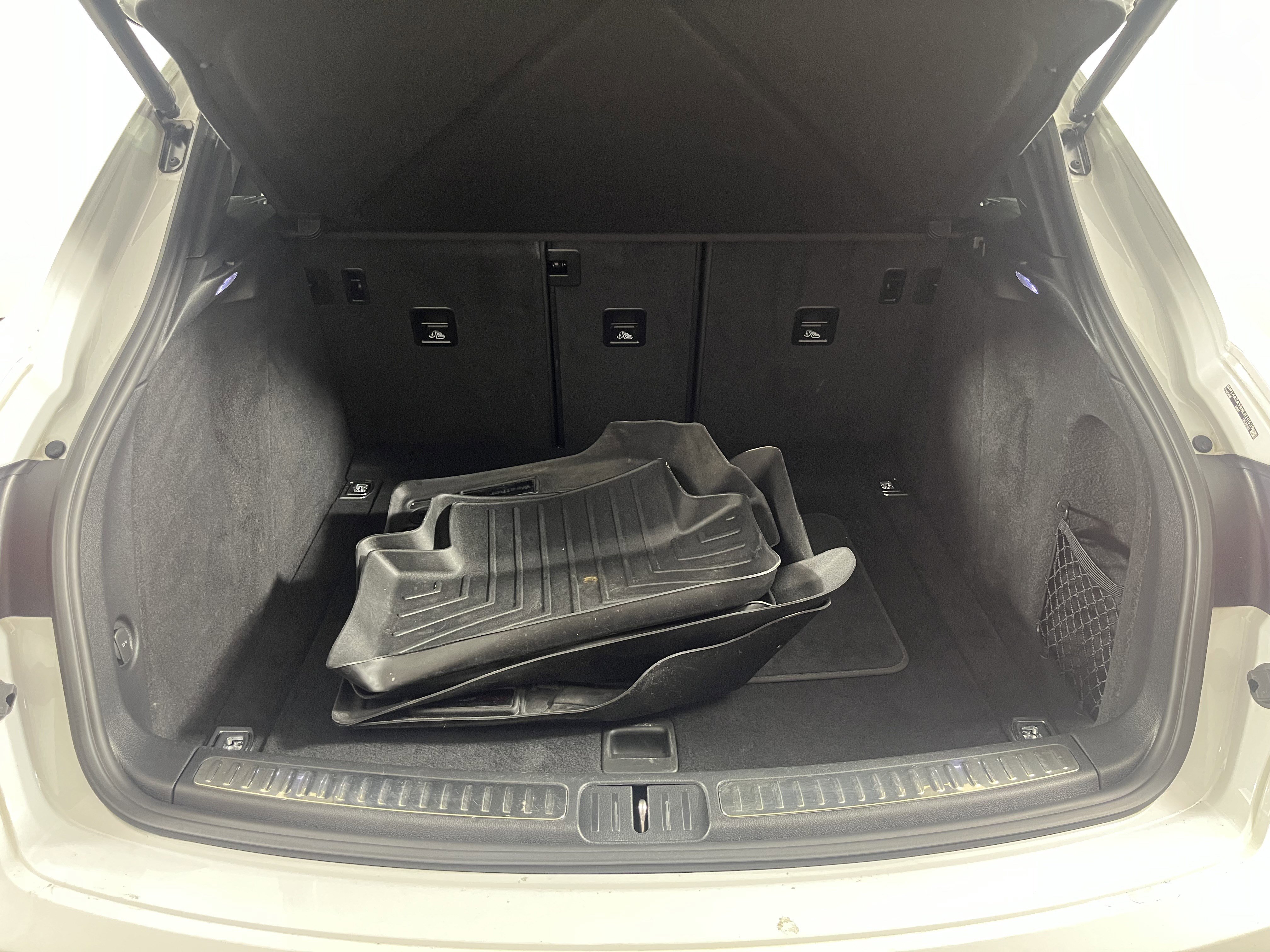 Used 2022 Porsche Macan w/ Premium Package Plus image 28