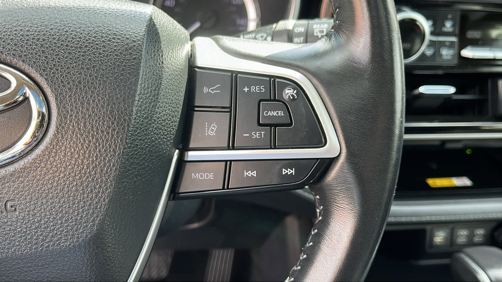 Used 2023 Toyota Highlander XLE AWD/4WD image 14