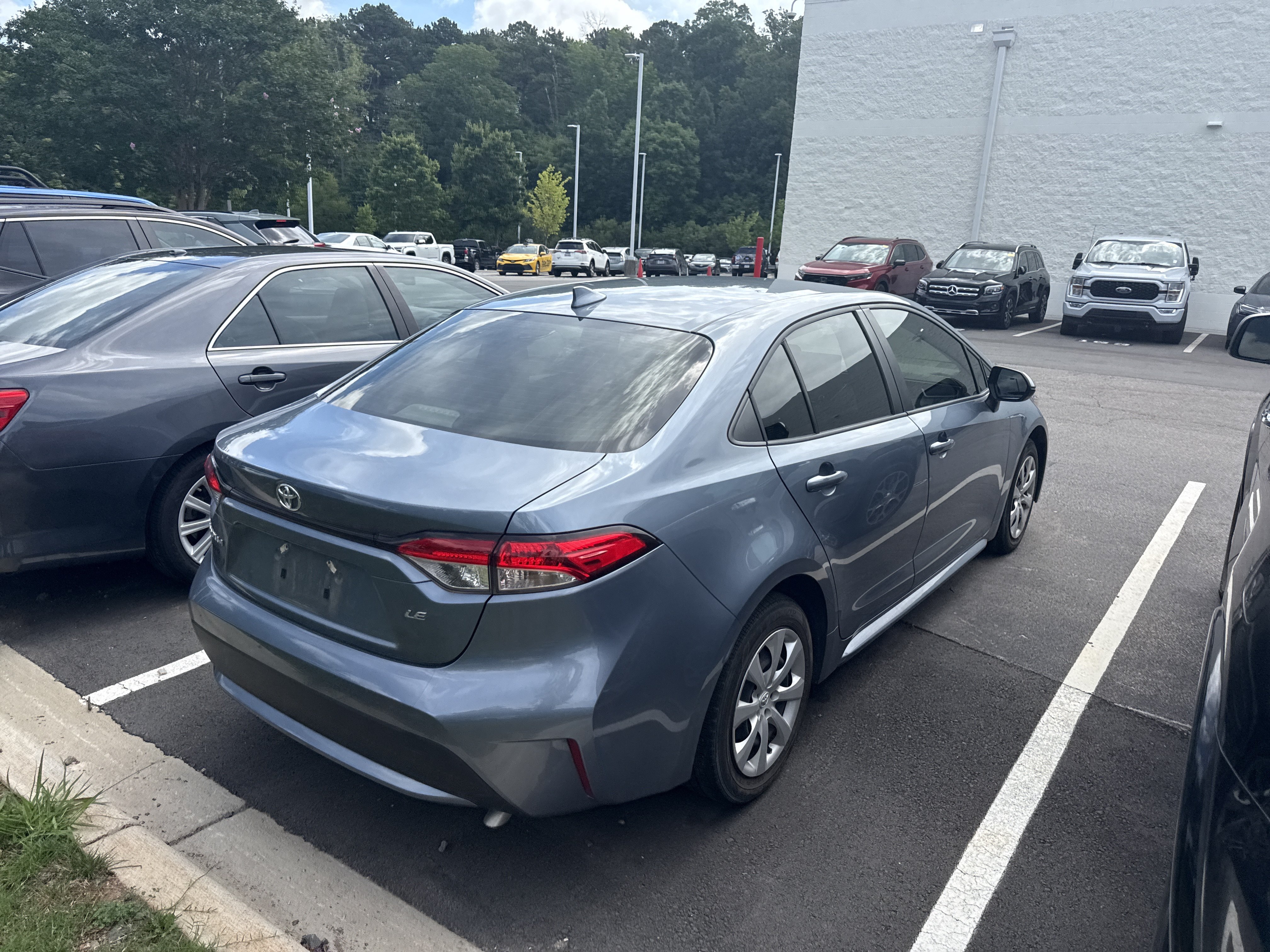 Used 2022 Toyota Corolla LE FWD image 6