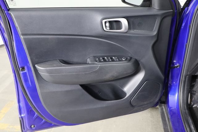 Used 2025 Hyundai Venue SEL FWD image 19