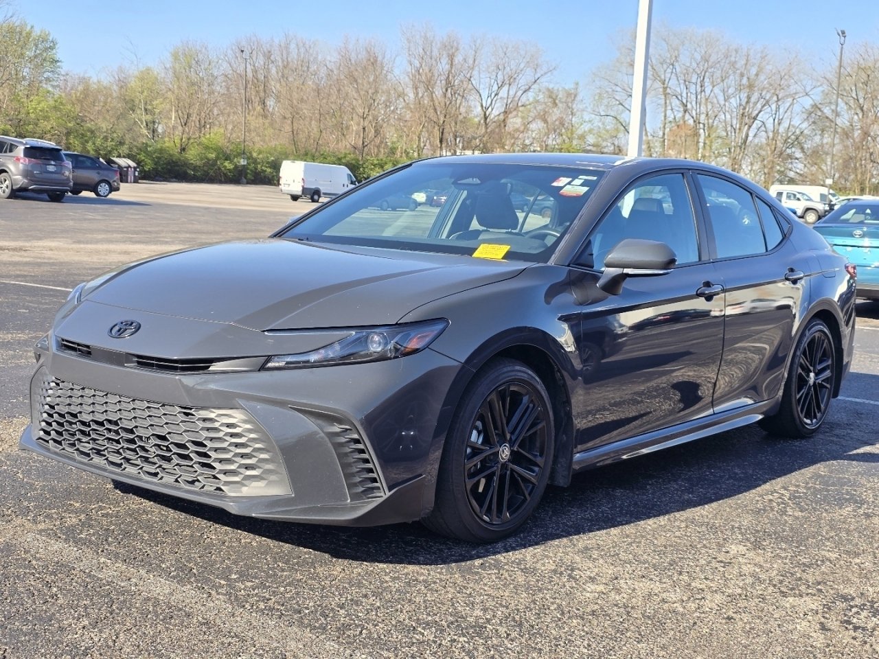 Used 2025 Toyota Camry SE w/ Convenience Package image 3