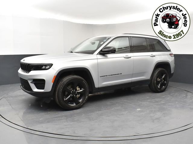 Used 2023 Jeep Grand Cherokee Altitude AWD/4WD image 3