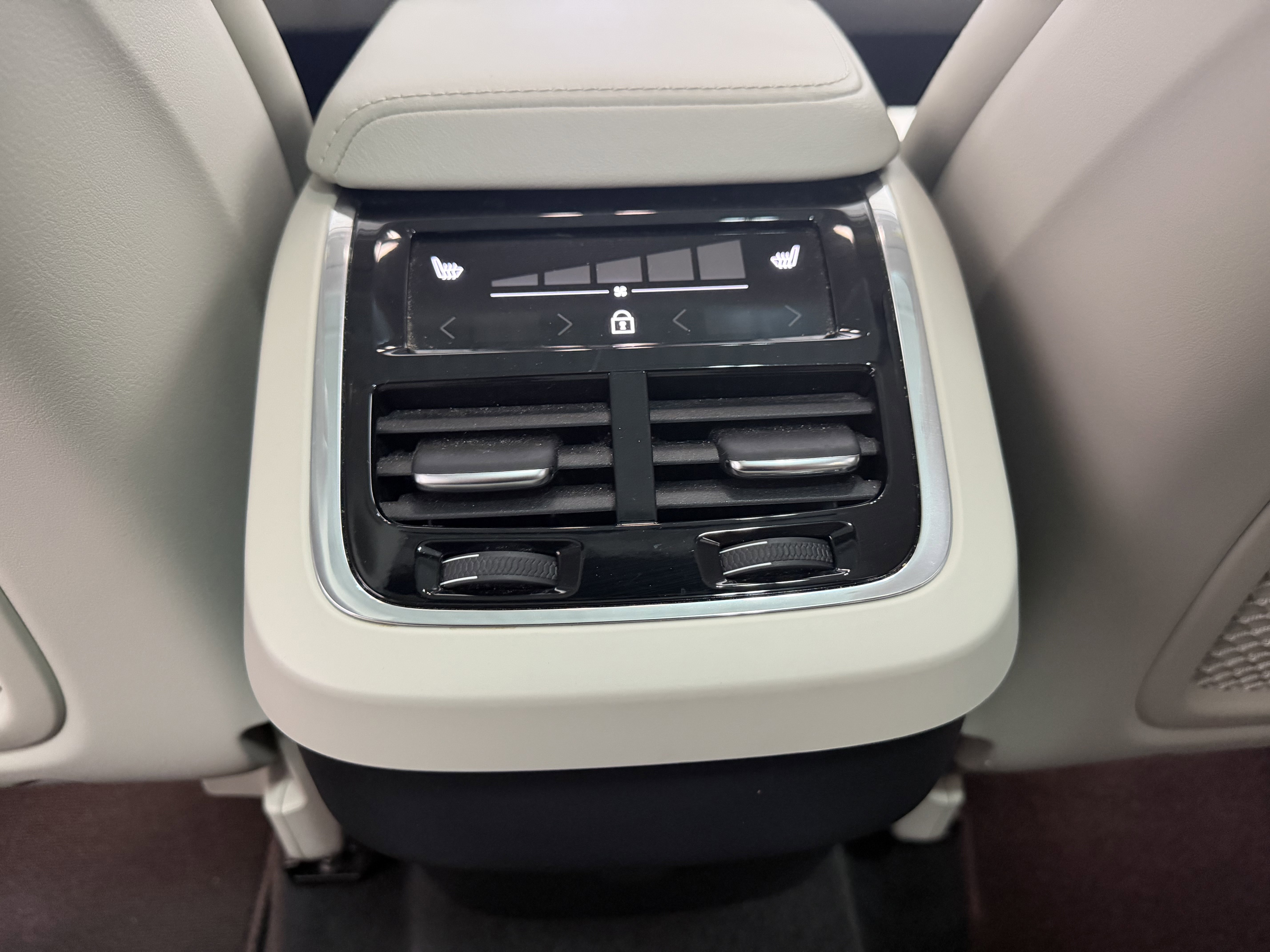 Used 2023 Volvo XC60 B5 Ultimate w/ Climate Package AWD/4WD image 25