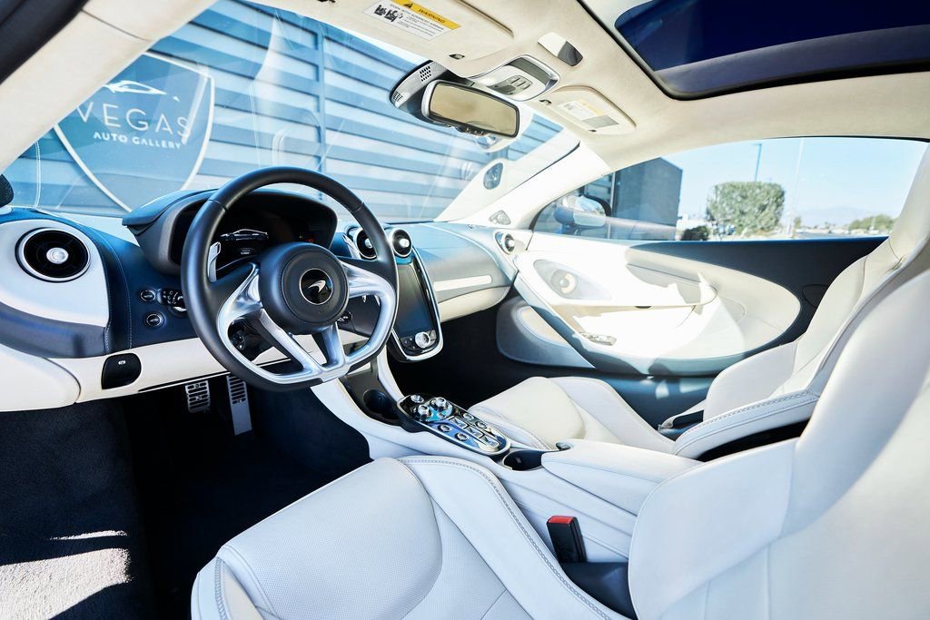 Used 2022 McLaren GT RWD image 2