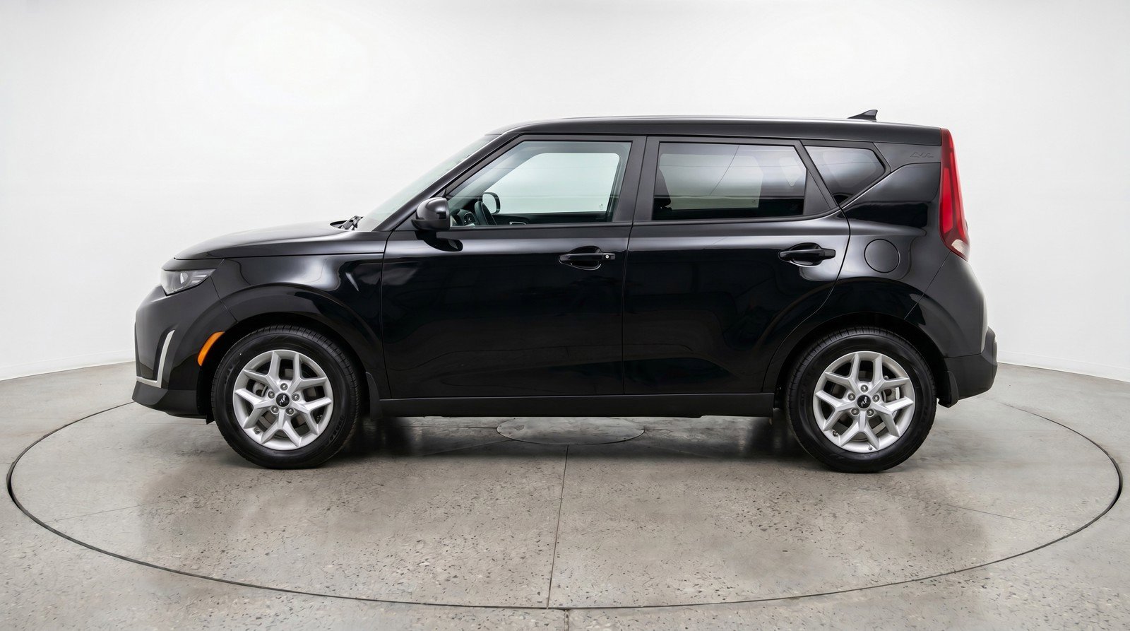 Used 2025 Kia Soul LX w/ LX Technology Package FWD image 5