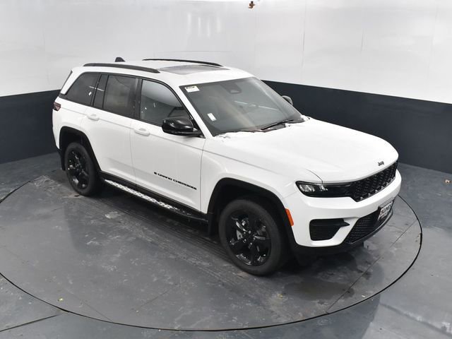 New 2025 Jeep Grand Cherokee Altitude w/ Trailer Tow Package AWD/4WD image 38
