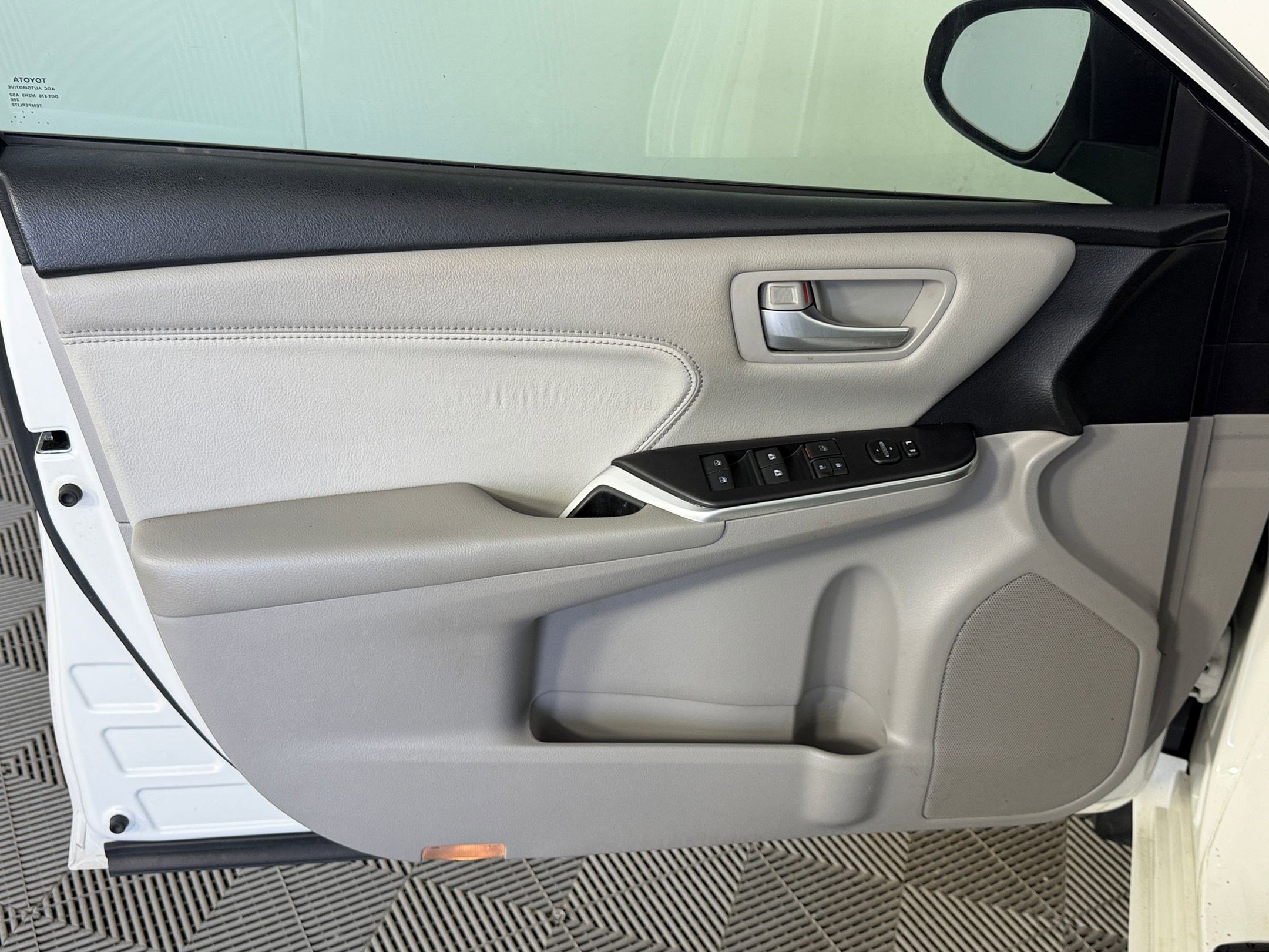 Used 2017 Toyota Camry XLE FWD image 12