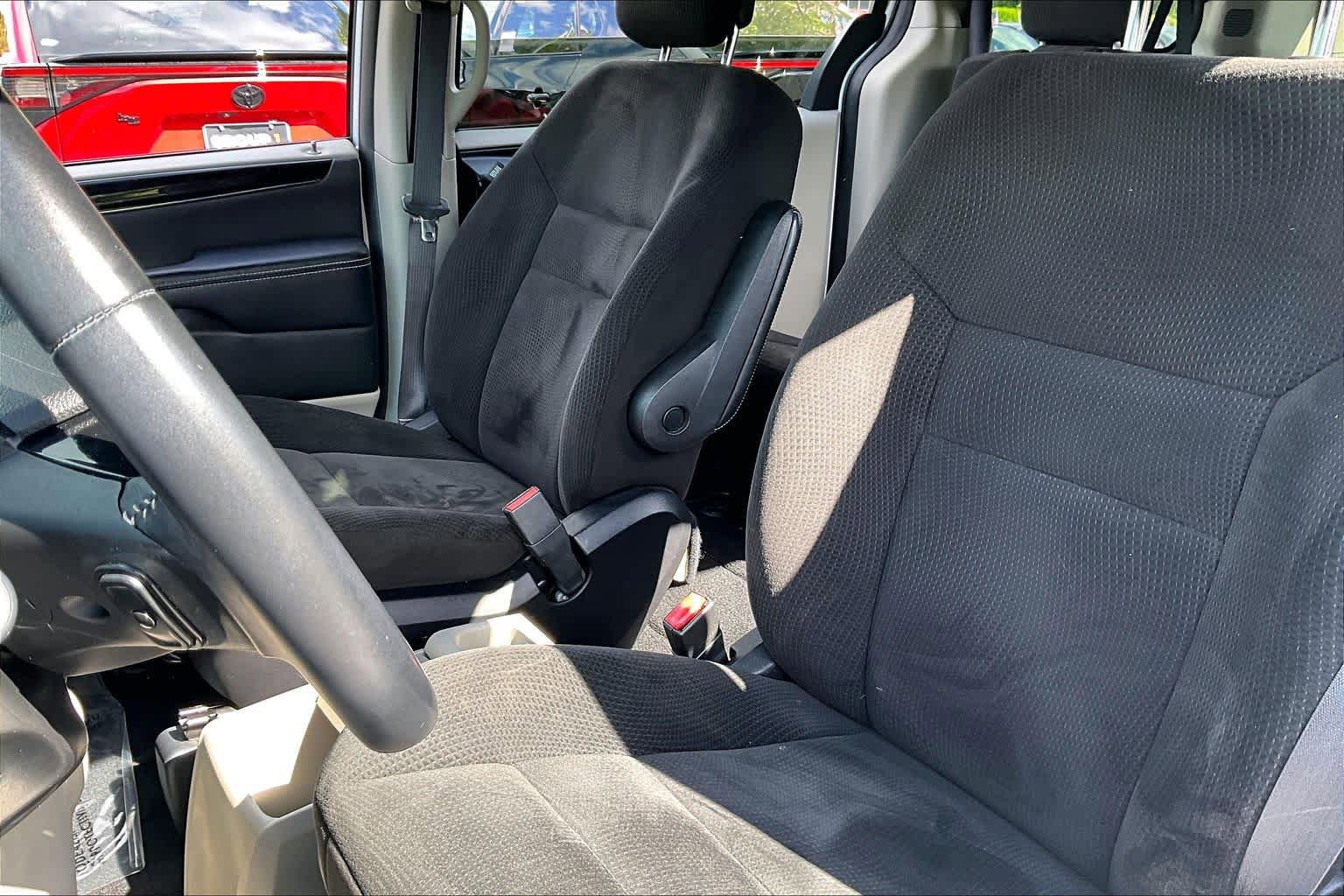 Used 2016 Dodge Grand Caravan SE FWD image 8