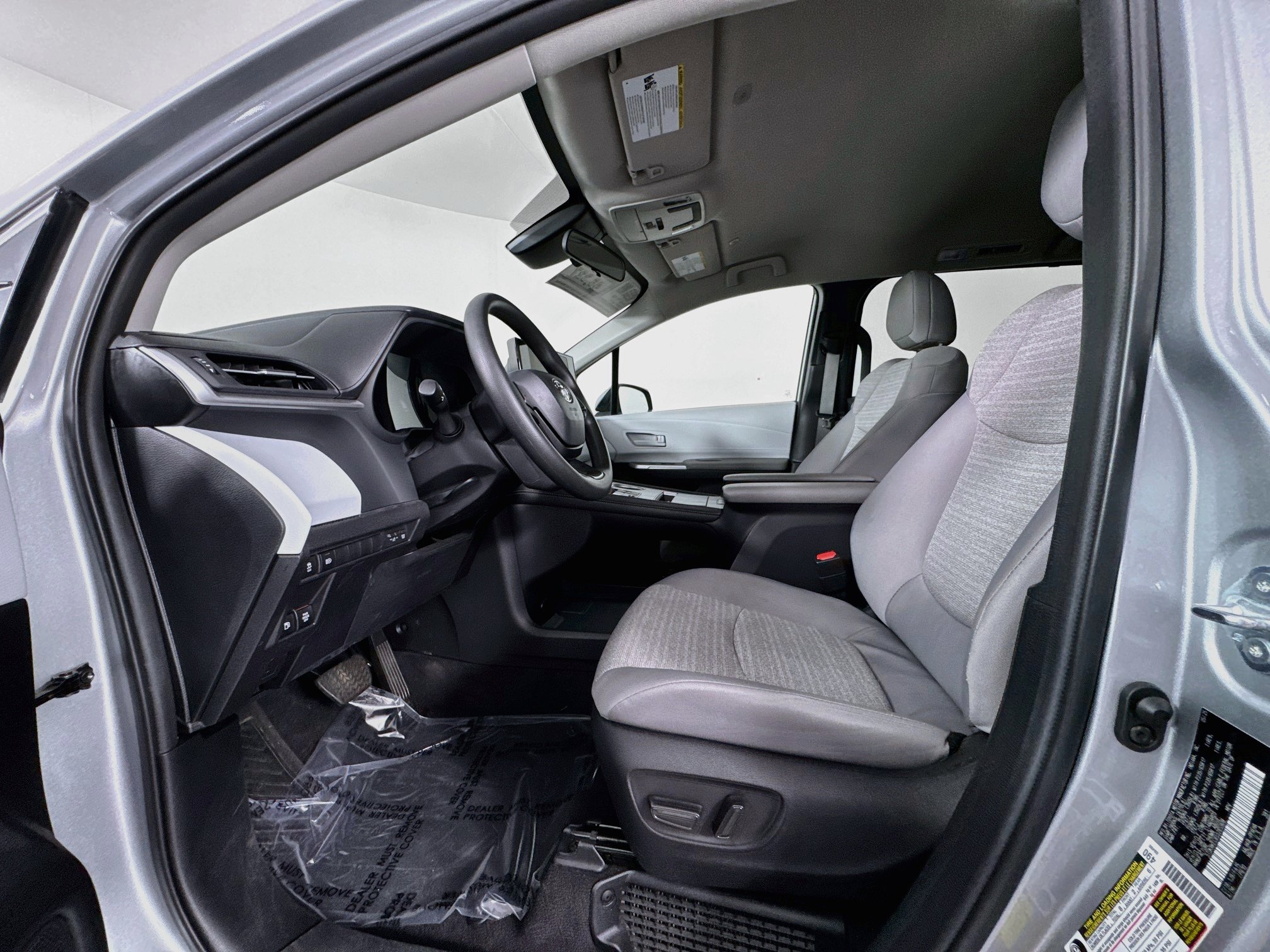 Certified 2025 Toyota Sienna LE FWD image 19