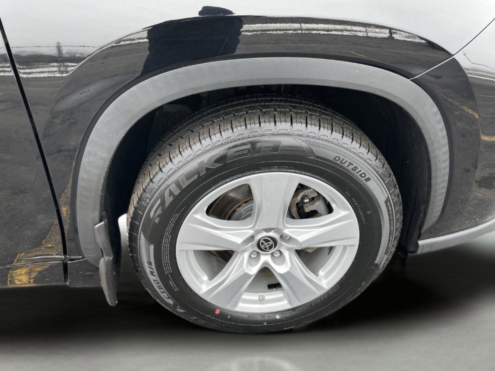 Used 2021 Toyota Highlander LE image 11