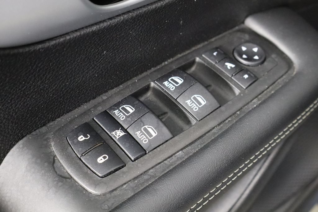 Used 2025 Chrysler Pacifica Limited FWD image 14