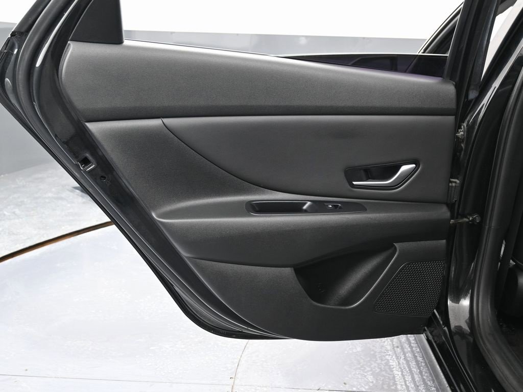 Used 2022 Hyundai Elantra Limited image 39