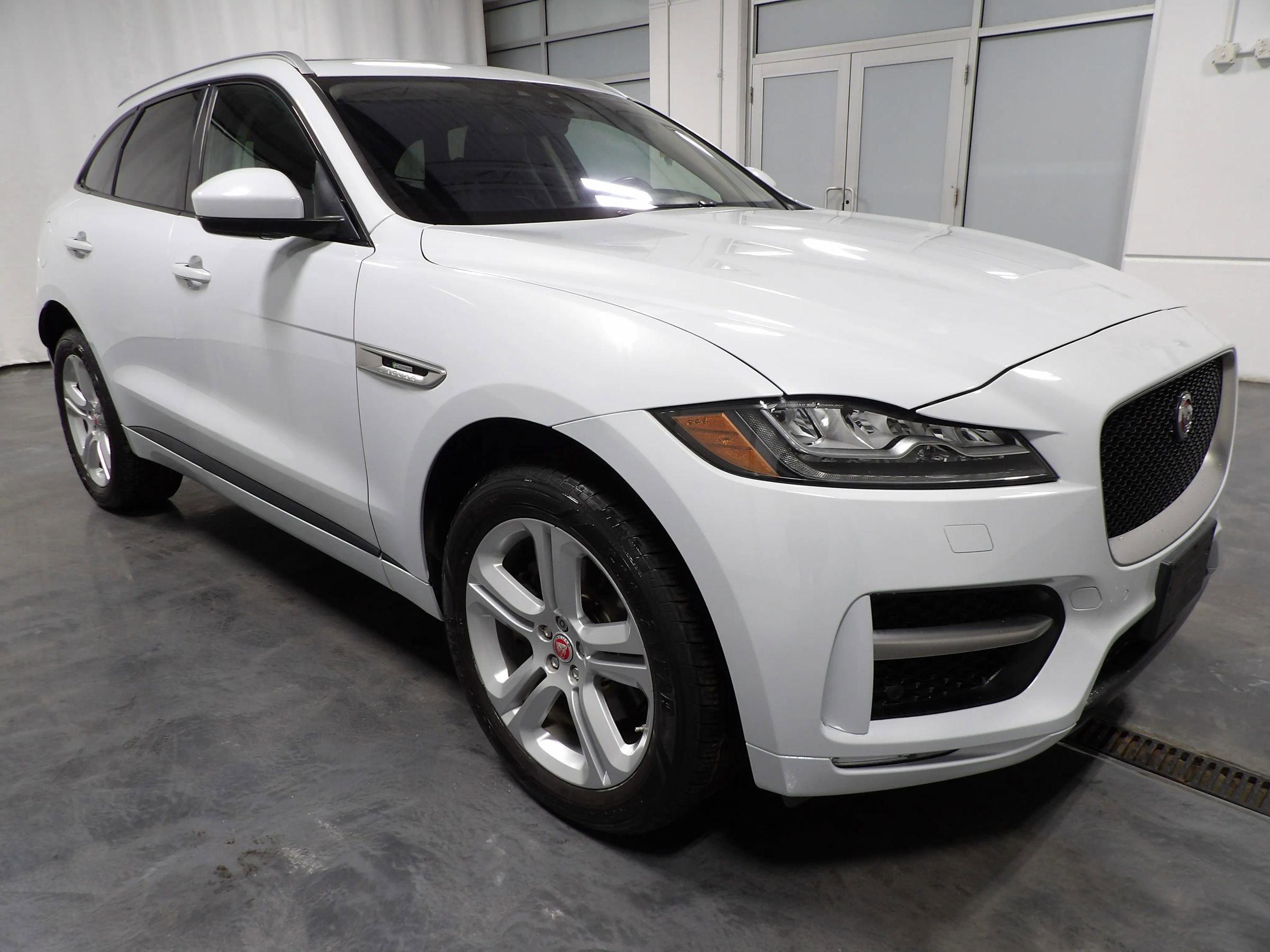Used 2018 Jaguar F-PACE R-Sport image 2