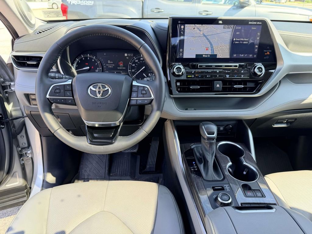 Used 2021 Toyota Highlander Platinum AWD/4WD image 2