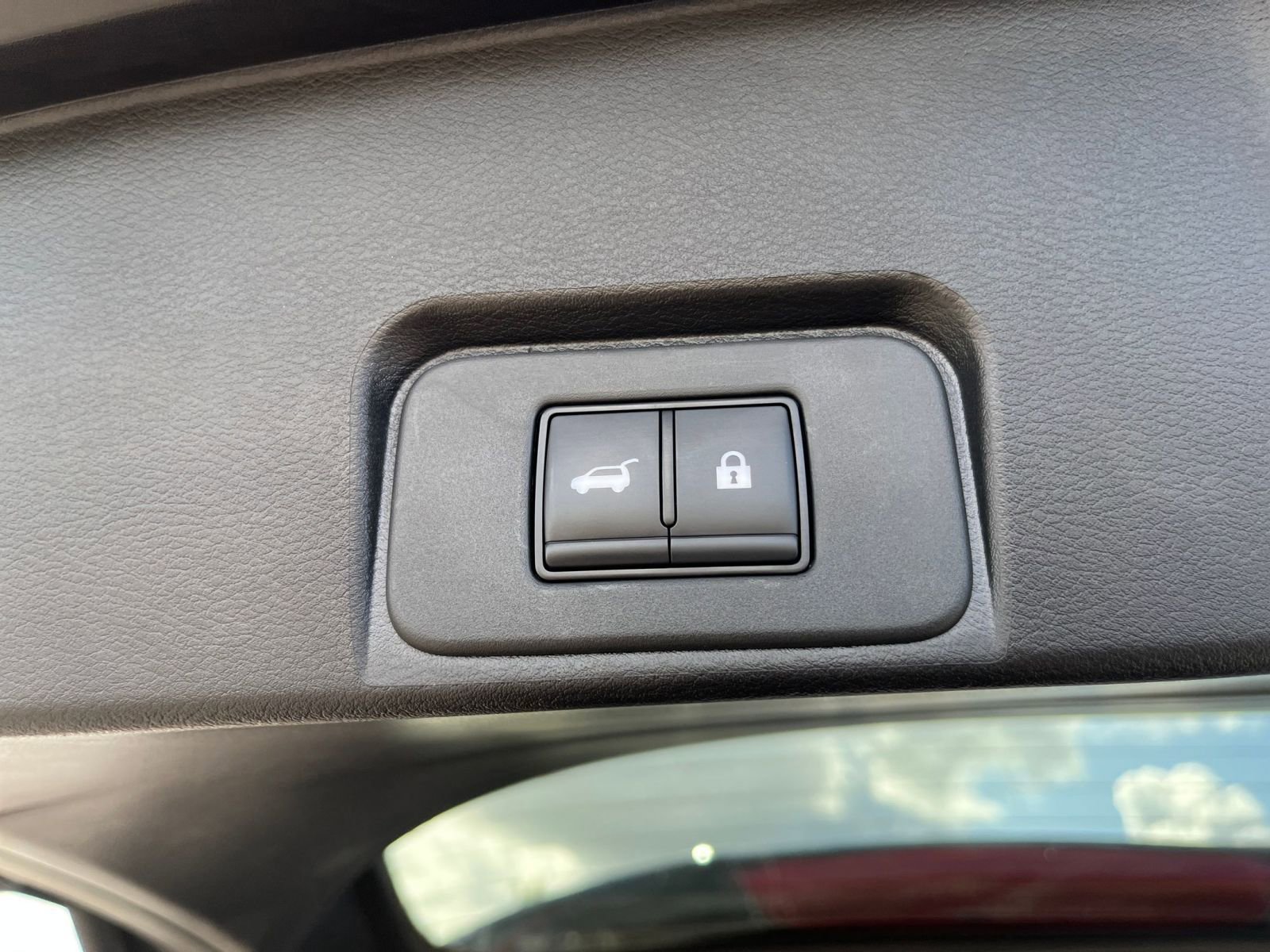 Used 2025 Nissan Rogue SV AWD/4WD image 23