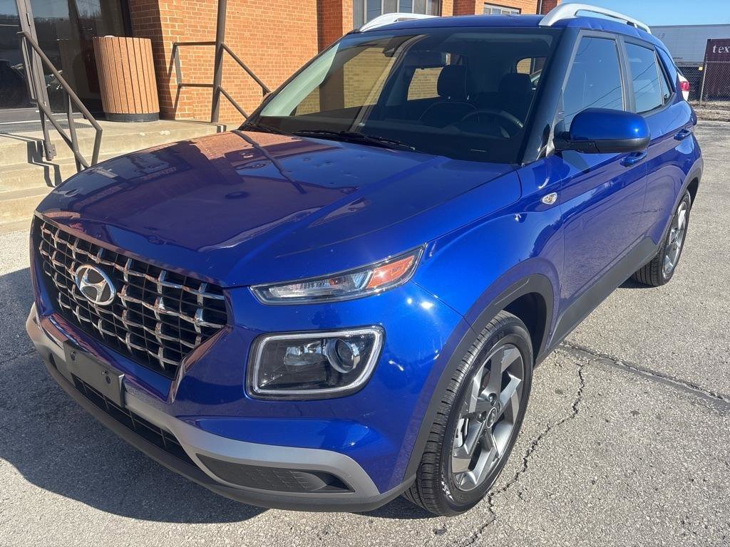 Used 2025 Hyundai Venue Limited FWD image 2