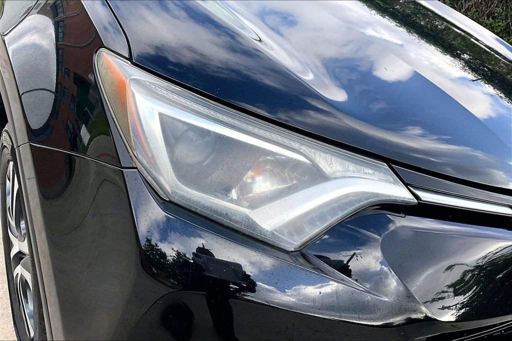 Used 2018 Toyota RAV4 LE image 39